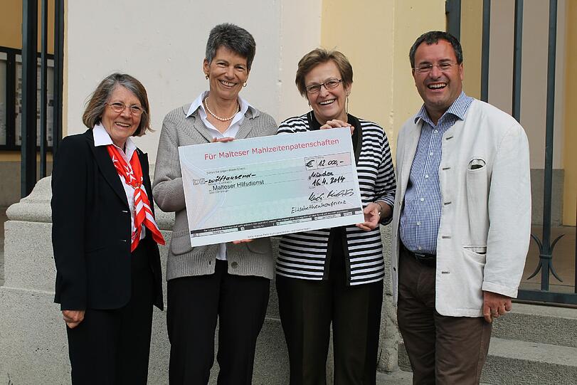 Freuen sich über die Spende: (von links) Malteser-Mitarbeiterin Inge Roszik, die beiden Vorsitzenden der Elisabethenkonferenz von Sankt Joseph Sabine Schmitz, Heidi Mielich und Martin Lanzinger.