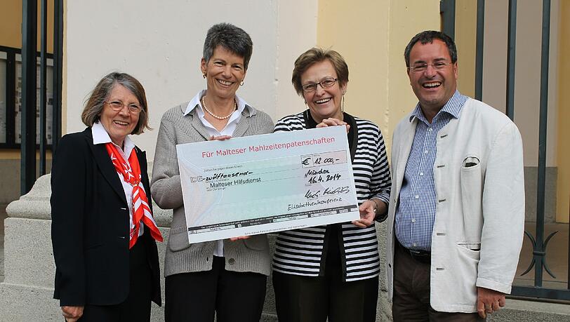 Freuen sich über die Spende: (von links) Malteser-Mitarbeiterin Inge Roszik, die beiden Vorsitzenden der Elisabethenkonferenz von Sankt Joseph Sabine Schmitz, Heidi Mielich und Martin Lanzinger. Freuen sich über die Spende: (von links) Malteser-Mitarbeiterin Inge Roszik, die beiden Vorsitzenden der Elisabethenkonferenz von Sankt Joseph Sabine Schmitz, Heidi Mielich und Martin Lanzinger.