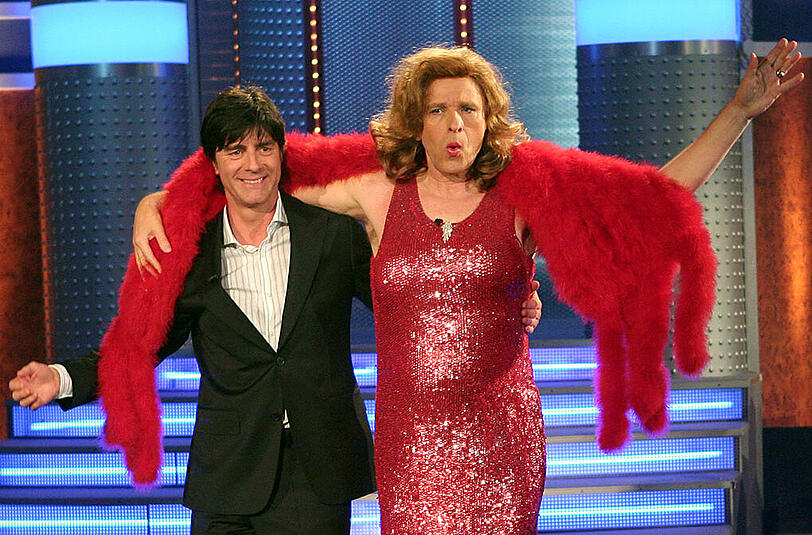 Nach einer verlorenen Stadtwette in der vorherigen Show, musste Gottschalk (hier mit Jogi Löw) ein buntes Glitzerkleid tragen.