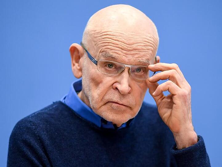 Günter Wallraff ist dafür, das Händeschütteln ganz zu lassen.