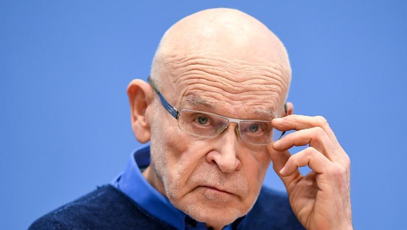 Günter Wallraff ist dafür, das Händeschütteln ganz zu lassen. Günter Wallraff ist dafür, das Händeschütteln ganz zu lassen.