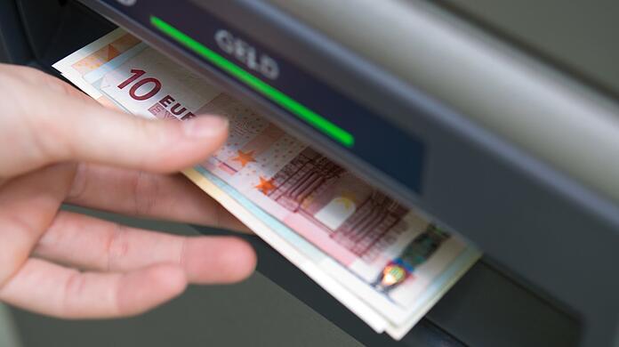 Eine Landshuterin hebt 200 Euro am Automaten im Baumarkt ab - und vergisst dort das Geld. Ein ehrlicher Finder gibt den vollen Betrag an der Information ab. (Symbolbild) Landshut ehrlicher Finder