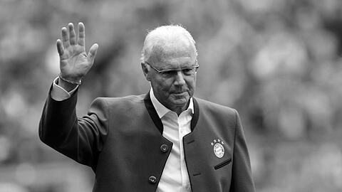 Ehrenpräsident Franz Beckenbauer von München geht während der Präsentation der Meistermannschaften vor Spielbeginn zum Podium und winkt.
