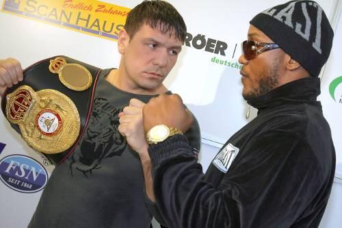 Faustgewalt: Weltmeister Ruslan Chagaev (l.) und Herausforderer Carl Davis Drumond.
