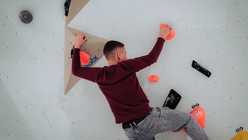 AZ-Schülerpraktikant Tunahan Sakal (15) spielt eigentlich Rugby in Unterföhring. Für die AZ hat er den Geräte-Test in der Sportarena gewagt. Sein Fazit: „Das hat Spaß gemacht, aber meine Muskeln brennen jetzt.“ AZ-Schülerpraktikant Tunahan Sakal (15) spielt eigentlich Rugby in Unterföhring. Für die AZ hat er den Geräte-Test in der Sportarena gewagt. Sein Fazit: „Das hat Spaß gemacht, aber meine Muskeln brennen jetzt.“