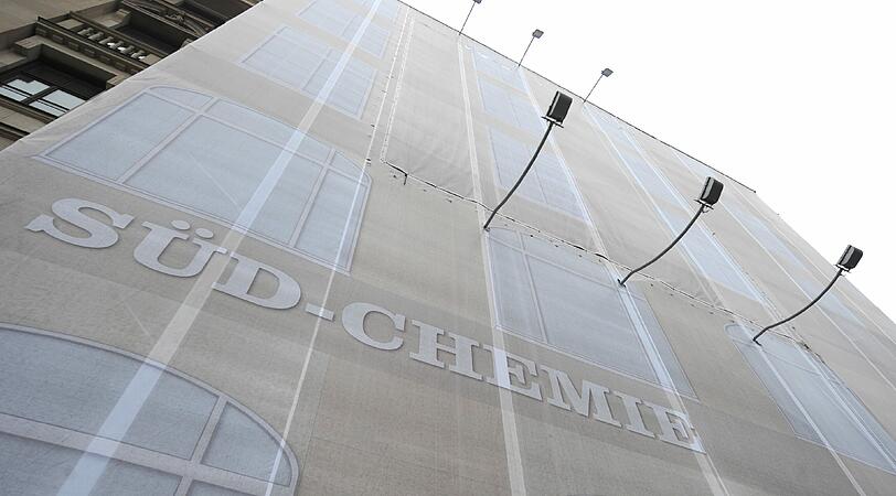 16. Februar: Der Münchner Traditionskonzern Süd-Chemie wird von dem Schweizer Spezialchemiekonzern Clariant übernommen. Für rund zwei Milliarden Euro wechselt der 1857 gegründete Konzern mit seinen weltweit rund 6500 Beschäftigten den Besitzer. Davon sind auch die rund 1700 Beschäftigten in Deutschland betroffen. Im April stimmen die europäischen Wettbewerbshüter der Übernahme zu. Auf einer außerordentlichen Hauptversammlung im November wird der zwangsweise Ausschluss der letzten Kleinanleger beschlossen.