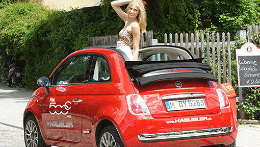 Alice Müller, Siegerin vom AZ Wettbewerb Schöne Münchnerin 2011, präsentiert den Fiat 500 vom Fiat Häusler in München, 26.06.2012. Alice Müller, Siegerin vom AZ Wettbewerb Schöne Münchnerin 2011, präsentiert den Fiat 500 vom Fiat Häusler in München, 26.06.2012.