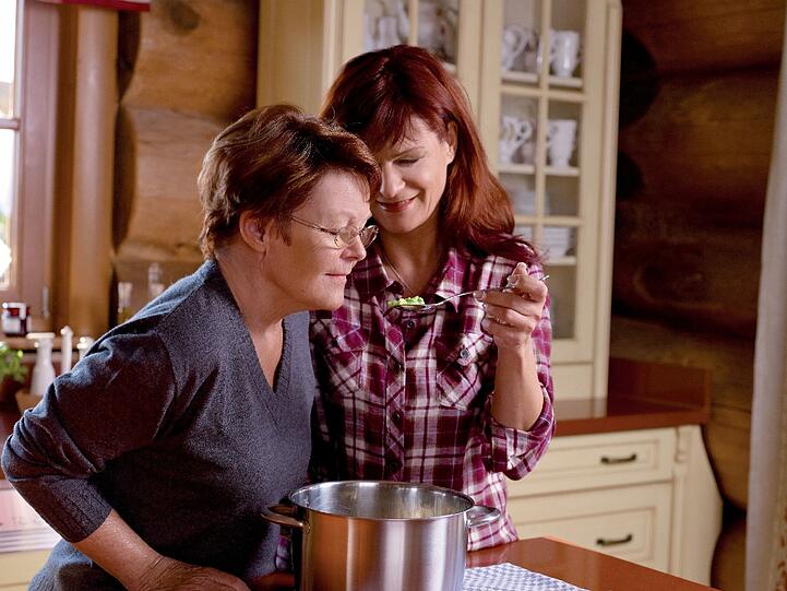Eingespieltes Duo am Herd: Andrea Berg mit ihrer Mutter Helga, die ihr schon früh das Kochen beibrachte.