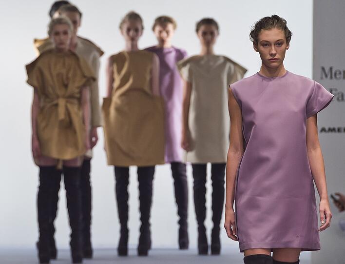 Models laufen bei der Fashion Week in Mexiko über den Laufsteg und präsentieren die Herbst-Winterkollektion der mexikanischen Designer Julia and Renata.
