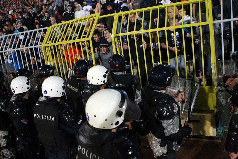 Krawalle neben und auf dem Rasen: Das EM-Quali-Spiel Serbien gegen Albanien musste vom Schiedsrichter abgebrochen werden.