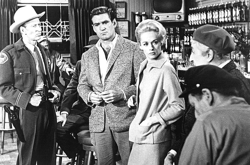 Eine Szene aus Hitchcocks Horror-Klassiker "Die Vögel" - v.l.n.r.: Al Malone (Malcolm Atterbury), Mitch Brenner (Rod Taylor) und Melanie Daniels (Tipi Hedren)