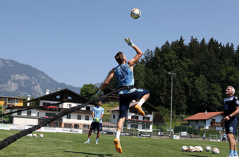 Schwitzen vor der Alpenkulisse: 1860-Torhüter Vitus Eicher im Trainingslager.