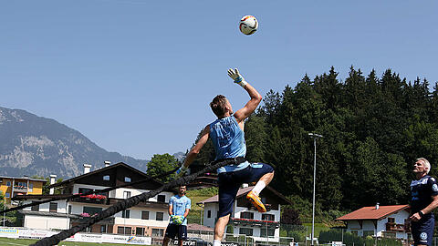 Schwitzen vor der Alpenkulisse: 1860-Torhüter Vitus Eicher im Trainingslager. Schwitzen vor der Alpenkulisse: 1860-Torhüter Vitus Eicher im Trainingslager.