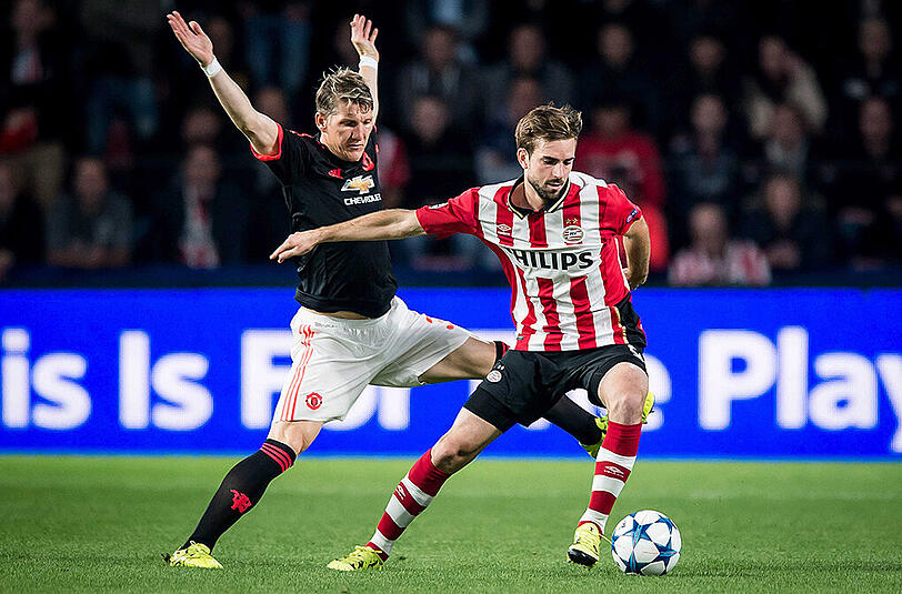 Bastian Schweinsteiger im Duell mit Davy Propper (rechts) vom PSV Eindhoven.