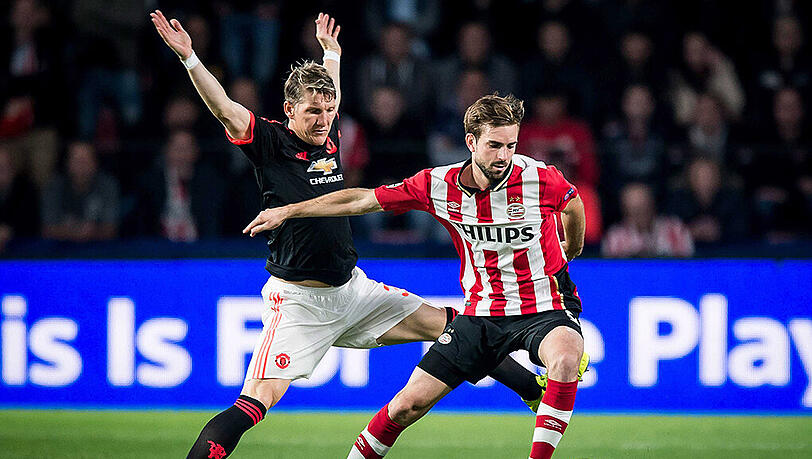 Bastian Schweinsteiger im Duell mit Davy Propper (rechts) vom PSV Eindhoven. Bastian Schweinsteiger im Duell mit Davy Propper (rechts) vom PSV Eindhoven.