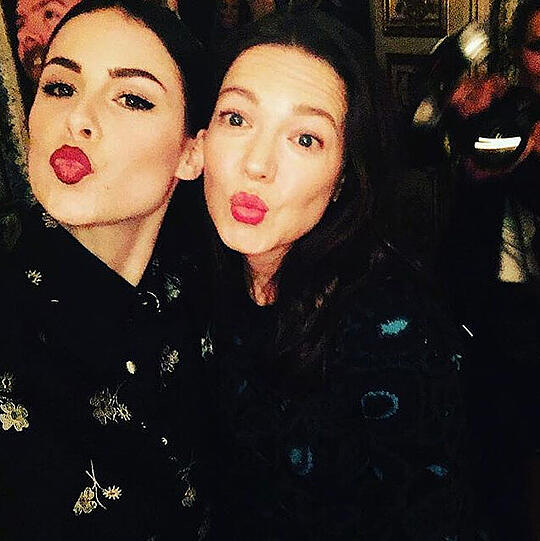Doppelter Kuss: Lena Meyer-Landrut und Hannah Herzsprung (r.).