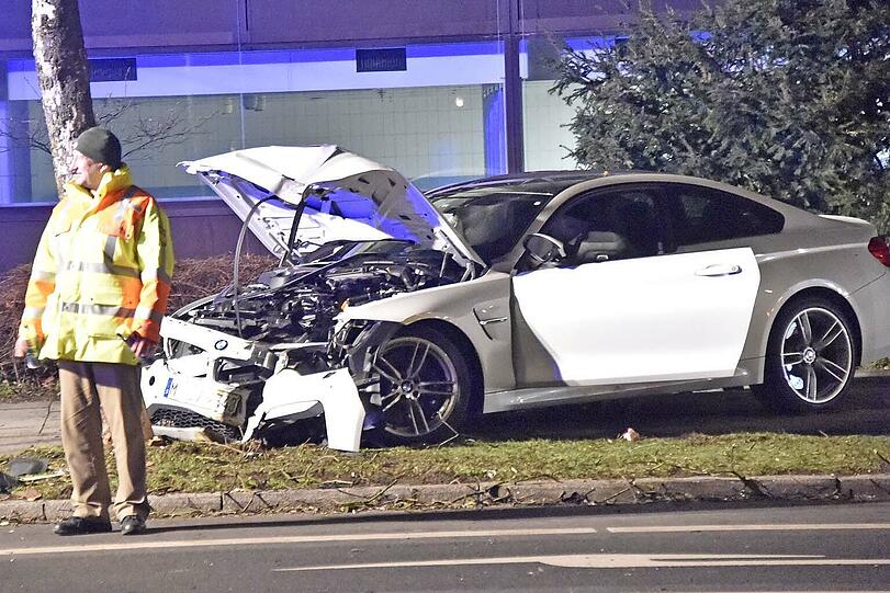 Das bittere Ende des riskanten Anfahrmanövers: Der BMW M4 liegt völlig demoliert an einem Baum in der Ifflandstraße.