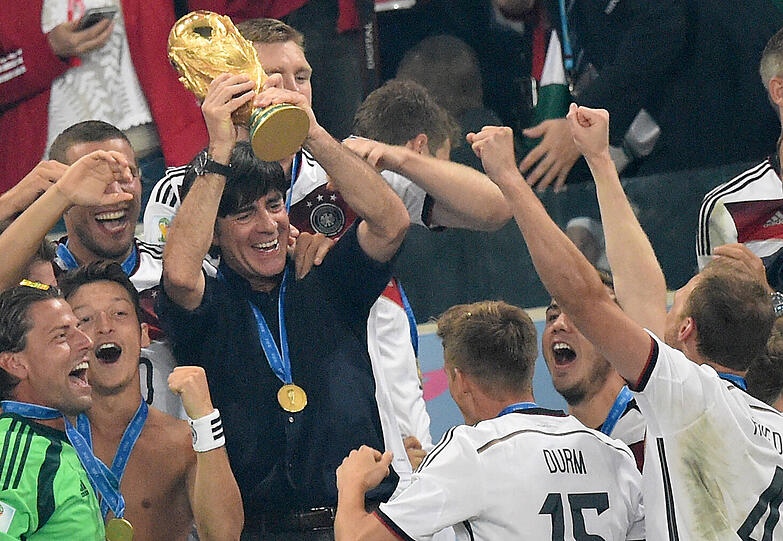 Gibt Selbstvertrauen: Löw 2014 mit dem WM-Pokal.