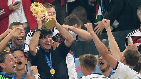 Gibt Selbstvertrauen: Löw 2014 mit dem WM-Pokal.