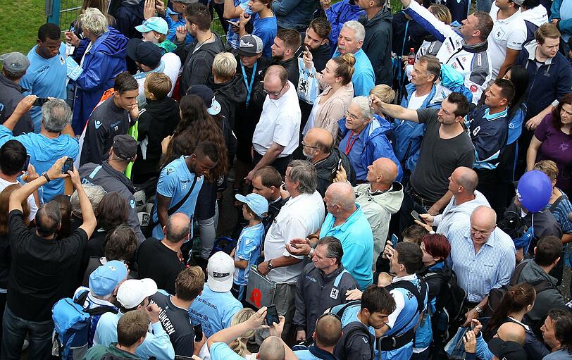 Jubel für Aigner, Fußballtennis mit Olic und beste Stimmung bei den Fans - die Bilder vom Löwen-Fanfest am Sonntag.