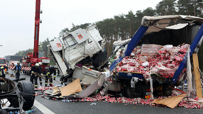 Bei einem schweren Lkw-Unfall auf der A6 behinderten dreiste Gaffer die Rettungsmaßnahmen massiv. Die Bilder von der Unfallstelle.