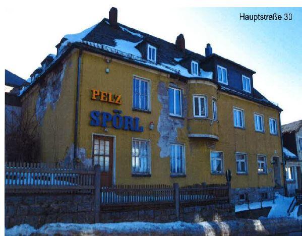 Dieses Abrissgebäude im Landkreis Hof hat die Immobilien Freistaat Bayern bereits vor zwei Jahren versteigert.