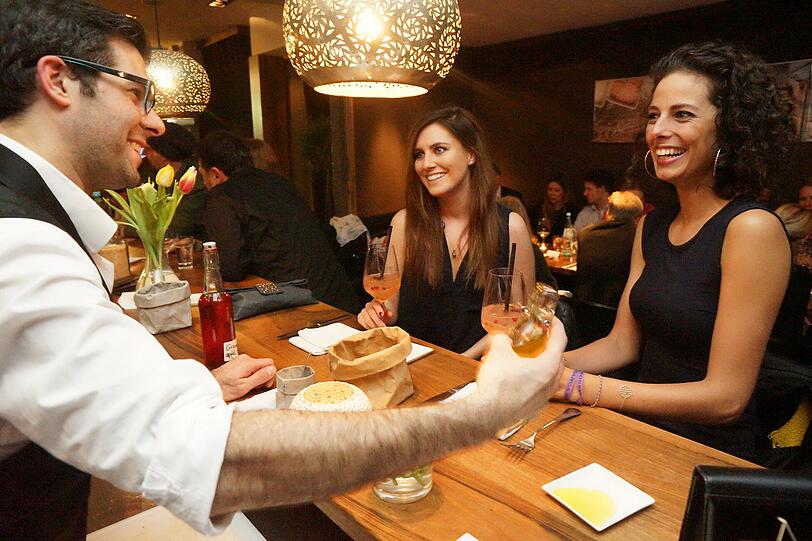 Chef Marco erklärt den Gästen (v.l.) Britta und Lena die Salzkruste. Foto: Daniel von Loeper