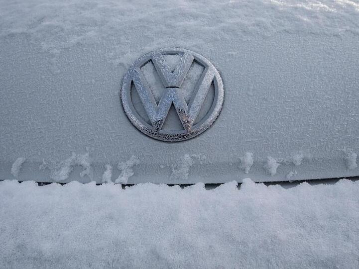 Das mit Eiskristallen überzogene Logo eines VW auf dem Hof eines Händlers in Detroit.