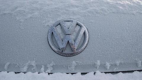 Das mit Eiskristallen überzogene Logo eines VW auf dem Hof eines Händlers in Detroit.