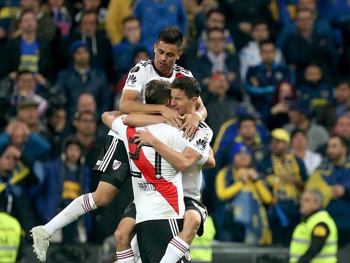 River Plates Torschütze Lucas Pratto (l) bejubelt mit Gonzalo Martinez und Ignacio Fernandez (r) den 1:1-Ausgleichstreffer.