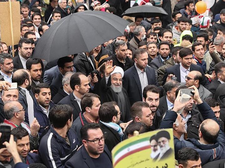 Präsident Hassan Ruhani winkt bei seiner Ankunft zur Großkundgebung in Teheran.
