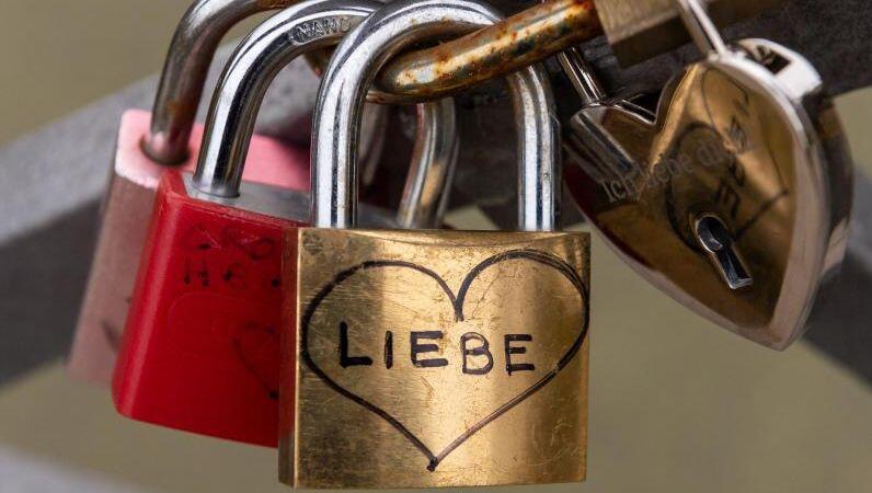 Ein Liebesschloss mit der Aufschrift "Liebe" hängt am Geländer einer Brücke, die über die Isar führt. Foto: Peter Kneffel/dpa/Archivbild Ein Liebesschloss mit der Aufschrift "Liebe" hängt am Geländer einer Brücke, die über die Isar führt. Foto: Peter Kneffel/dpa/Archivbild