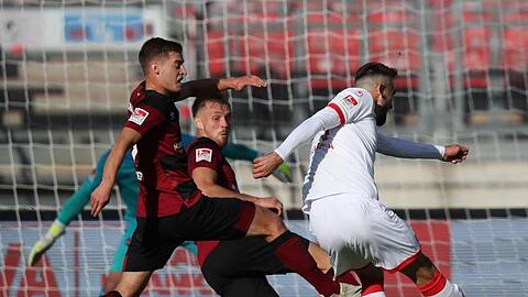 Der Düsseldorfer Kenan Karaman (r) erzielt Treffer zum 1:1.