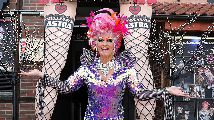 Dragqueen Olivia Jones steht bereits seit Ende der 80er auf der Bühne und hat sich eine beachtliche TV-Karriere erarbeitet. Wie tickt die Entertainerin privat?