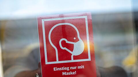 Der Mann trug keine Maske, das führte zum Streit. (Symbolbild)