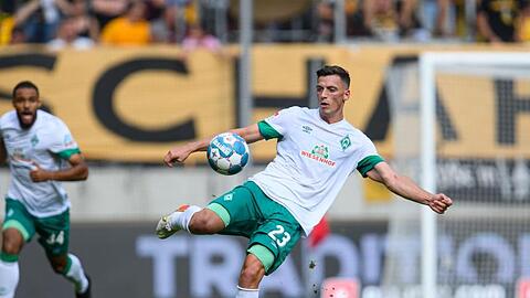 Bremens Nicolai Rapp spielt den Ball.