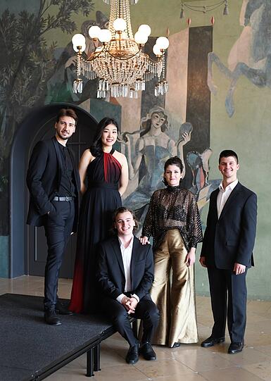 Das Opernstudios: (v. li.) Mauro Filippo Zappalà (Klavier), Mina Yu (Lyrischer Sopran), Jeremy Boulton (Bariton), Anna Tetruashvili (Mezzosopran), Jacob Romero Kressin (Lyrischer Spieltenor).