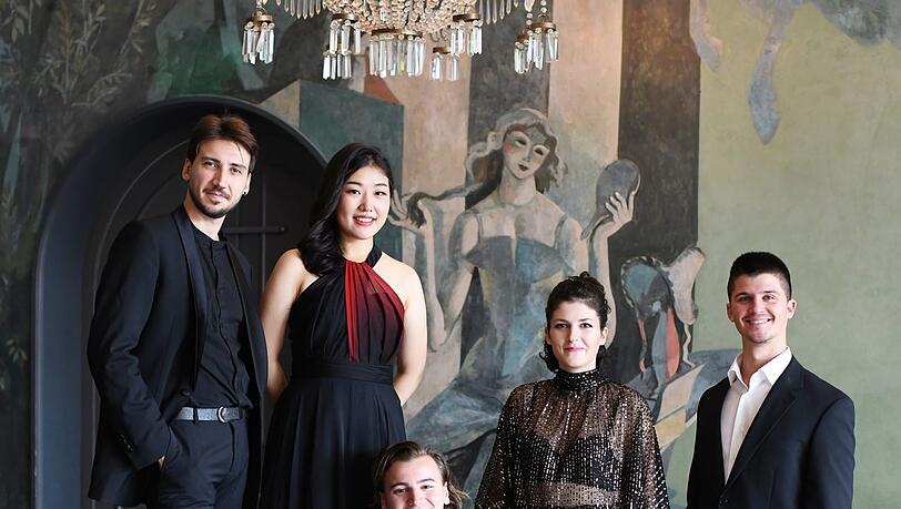 Das Opernstudios: (v. li.) Mauro Filippo Zappalà (Klavier), Mina Yu (Lyrischer Sopran), Jeremy Boulton (Bariton), Anna Tetruashvili (Mezzosopran), Jacob Romero Kressin (Lyrischer Spieltenor). Das Opernstudios: (v. li.) Mauro Filippo Zappalà (Klavier), Mina Yu (Lyrischer Sopran), Jeremy Boulton (Bariton), Anna Tetruashvili (Mezzosopran), Jacob Romero Kressin (Lyrischer Spieltenor).