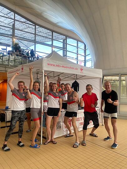 Coach Stefan Duschek (rechts) und seine Triathleten vom MTV München von 1879 e.V. Dem Trainer ist es gelungen, die Abteilung für alle Ausdauersportler zu öffnen. Der Erfolg gibt ihm Recht, mittlerweile sind dort 114 Athleten aktiv. Coach Stefan Duschek (rechts) und seine Triathleten vom MTV München von 1879 e.V. Dem Trainer ist es gelungen, die Abteilung für alle Ausdauersportler zu öffnen. Der Erfolg gibt ihm Recht, mittlerweile sind dort 114 Athleten aktiv.