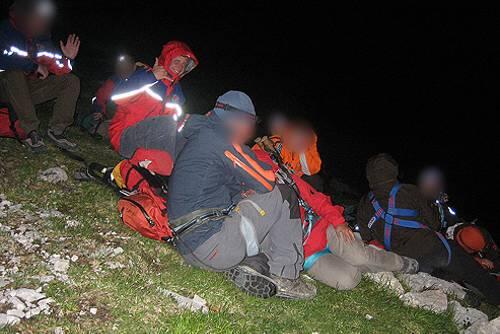 Erschöpfter Haufen: die Wanderer nach der Bergung.