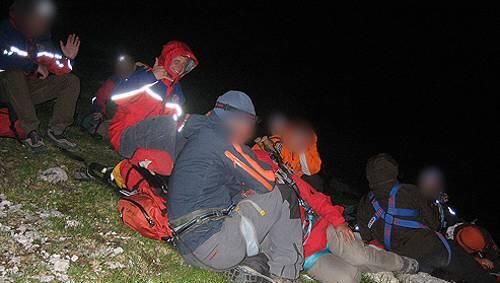 Erschöpfter Haufen: die Wanderer nach der Bergung. Erschöpfter Haufen: die Wanderer nach der Bergung.