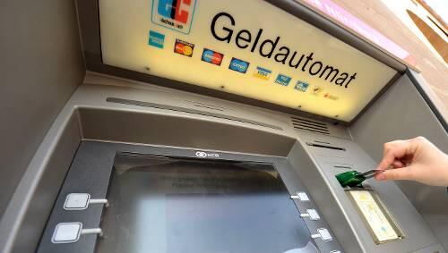 Mit fiesen Tricks haben die Bandenmitglieder die Automaten so manipuliert, dass sie Geld abheben konnten. Mit fiesen Tricks haben die Bandenmitglieder die Automaten so manipuliert, dass sie Geld abheben konnten.