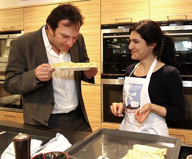 AZ-Chefredakteur Arno Makowsky mit der Siegerin 2011, Karine Mnatsakanyan.