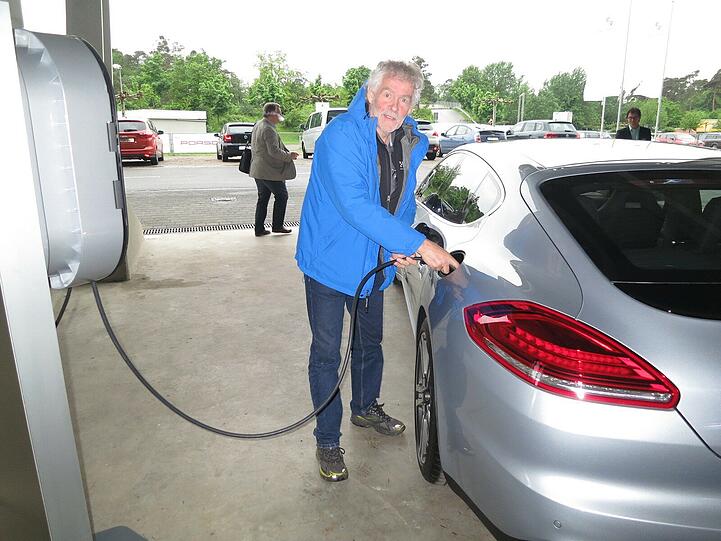 Volltanken bitte! AZ-Redakteur Rudolf Huber am E-Hybrid.