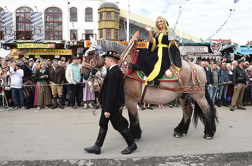 Das neue Münchner Kindl beim Einzug der Wiesn-Wirte.