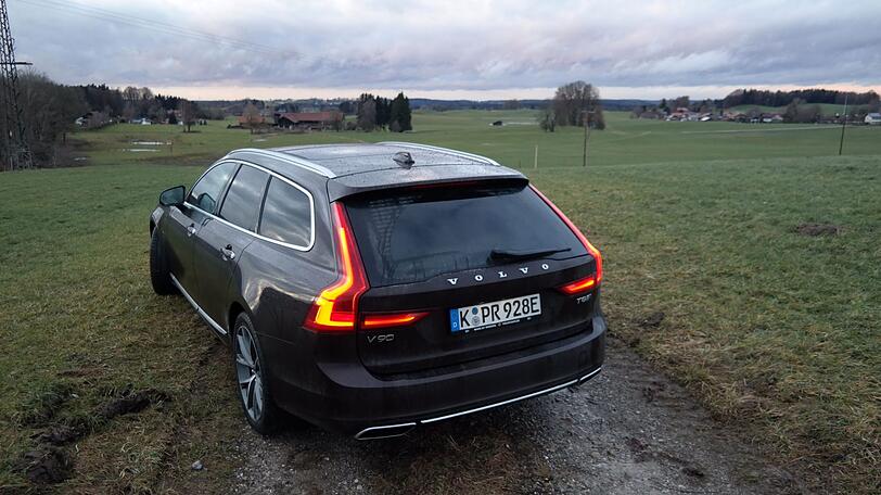 Modernes Design mit klassischen Volvo-Merkmalen wie die hoch gezogenen Rückleuchten kennzeichnen den V90.
