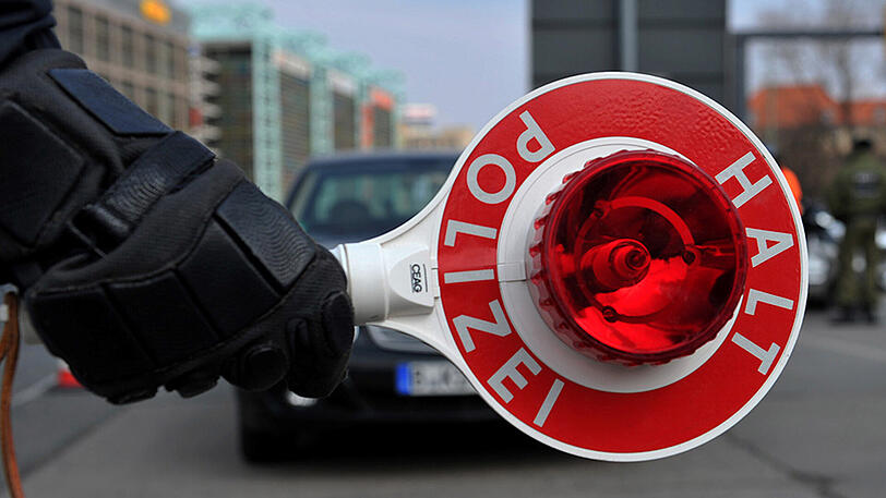 Mit einer Leiche hatten die Polizisten nicht gerechnet, als sie den Mann aufhielten. (Symbolbild)