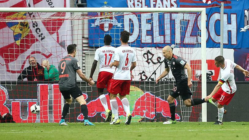 Arjen Robben trifft per Solo-Lauf zum 5:4 gegen RB Leipzig. Arjen Robben trifft per Solo-Lauf zum 5:4 gegen RB Leipzig.