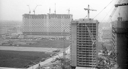 1968: Im Arabellapark werden nach und nach Hochhäuser hochgezogen - im Hintergrund das auffällige Arabellahaus mit seiner besonderen Fassade.