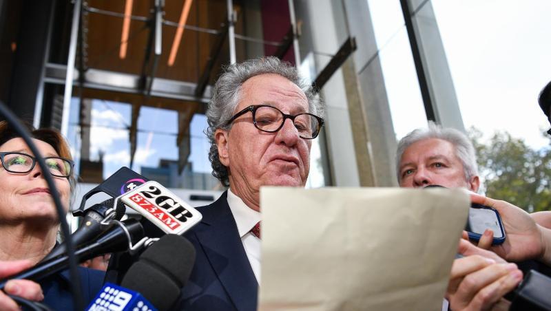 Der Schauspieler Geoffrey Rush (M) zusammen mit seiner Frau Jane Menelaus (l) nach dem Prozess vor dem Obersten Gerichtshof. Der Schauspieler Geoffrey Rush (M) zusammen mit seiner Frau Jane Menelaus (l) nach dem Prozess vor dem Obersten Gerichtshof.